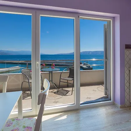Einzigartiges Direkt Am Privatstrand Mit Privatem Balkon, Klima, Meerblick, Wifi Apartman Novi Vinodolski