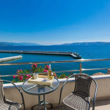 Einzigartiges Direkt Am Privatstrand Mit Privatem Balkon, Klima, Meerblick, Wifi Apartman Novi Vinodolski