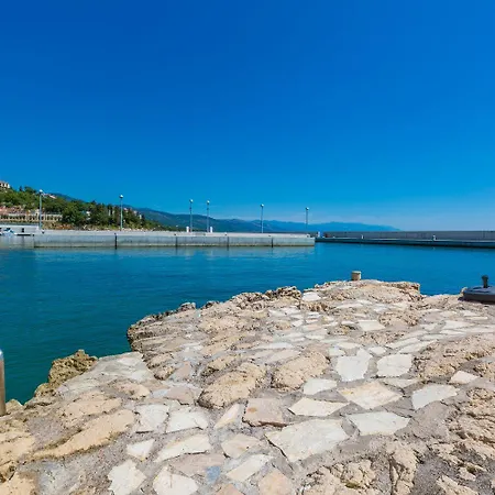 Einzigartiges Direkt Am Privatstrand Mit Privatem Balkon, Klima, Meerblick, Wifi Novi Vinodolski