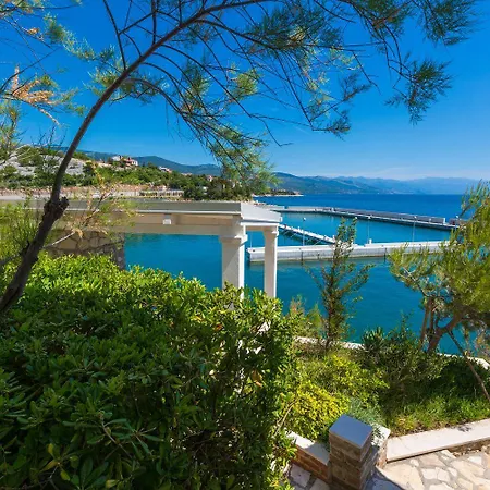 Einzigartiges Direkt Am Privatstrand Mit Privatem Balkon, Klima, Meerblick, Wifi Apartment Novi Vinodolski